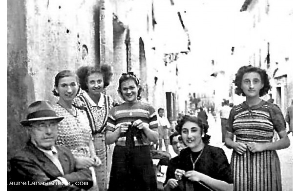 1944 - Davanti all'Emporio del Fabbri
