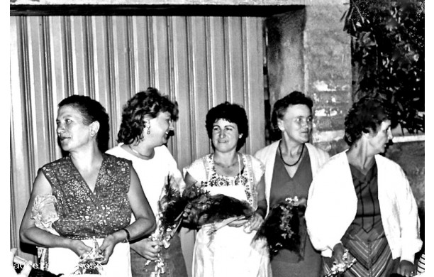 1985 - Cena propiziatoria della Corona: un grazie floreale alle donne della cucina