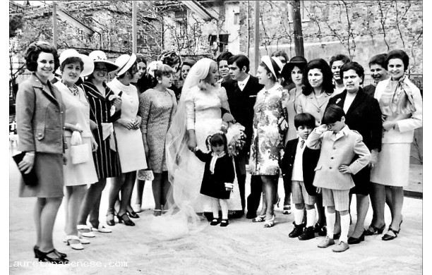 1969, Luned 28 Aprile  Alfiero e Roberta con le amiche e le parenti