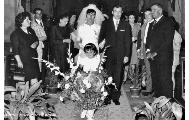 1966, Giovedì 16 Giugno - Enzo e Dory mentre escono di chiesa