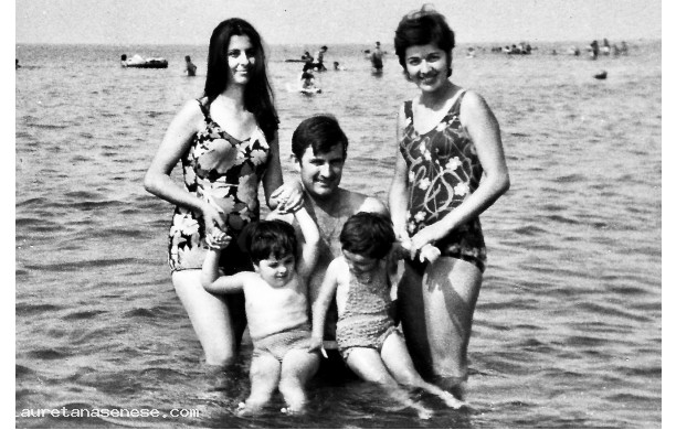 1971 - Sorelle al mare con la prole