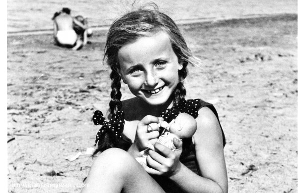 1963 - Al mare con il bambolotto