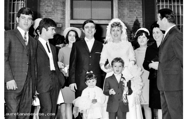 1968, Luned 7 Ottobre - Gli sposi appena usciti di chiesa
