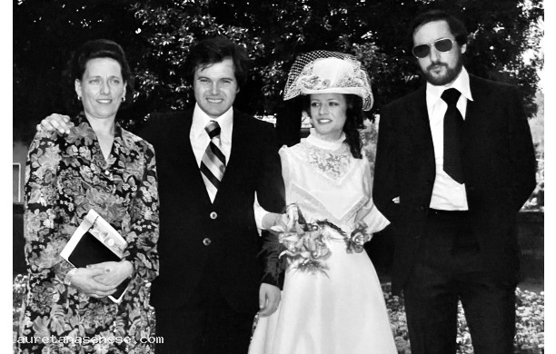 1975, Domenica 14 Settembre - Gli sposi con i Palazzi