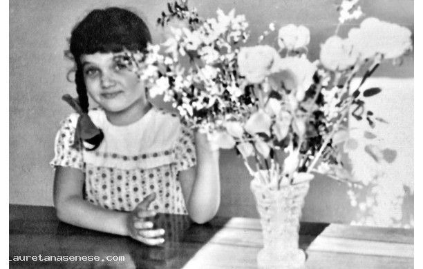 1960 - Bimba con vaso da fiori