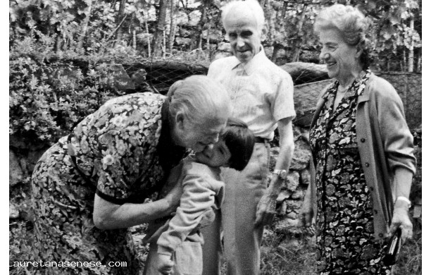 1995, fine Agosto - I nonni festeggiano la nipotina dopo l'attentato di Parigi