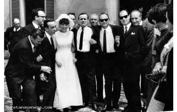 1966, Luned 9 Maggio - Anna circondata dagli amici dello sposo