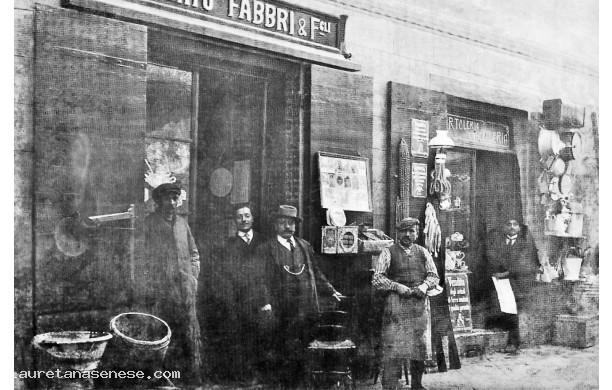 1933 - L’emporio dei Fabbri e la cartoleria del Cartoni, accanto