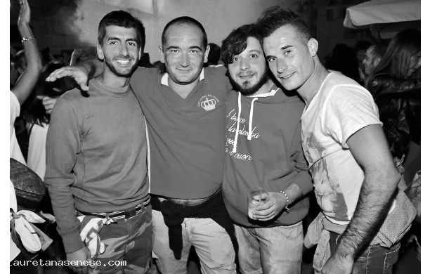 2015 - Notte Bianca: Gruppo di grandi amici in discoteca