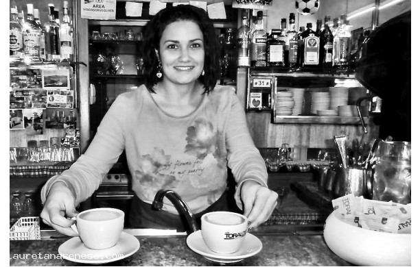 2014, Gioved 6 Novembre - La bella barista serve cappuccini