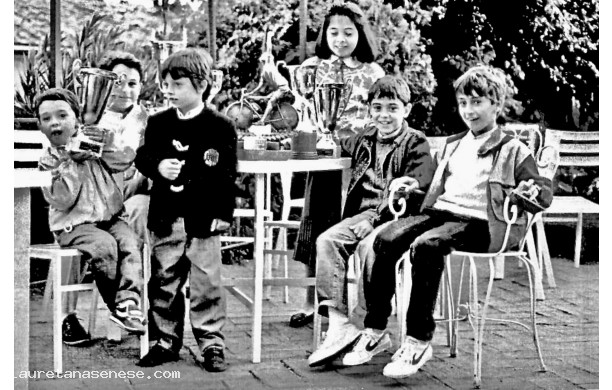 1984 - Bambini che giocano con le coppe ciclistiche vinte dai padri