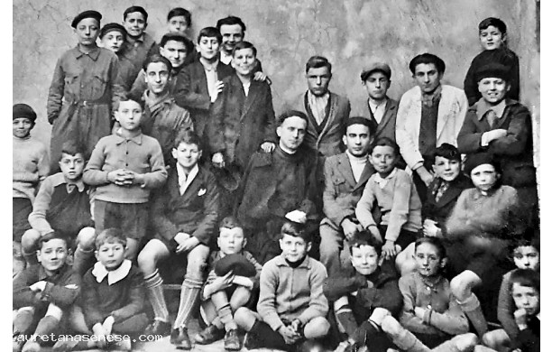 1933 - Gruppo di giovani attorno ad un frate domenicano