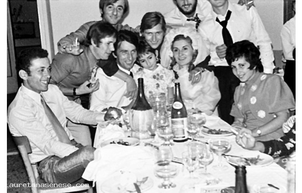1971 - Sergio e la sposa insieme agli amici