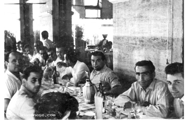 1958? - Tutti a tavola dopo l'esibizione