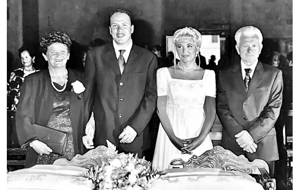 1997, Sabato 6 Settembre - La famiglia Boccini davanti all'altare