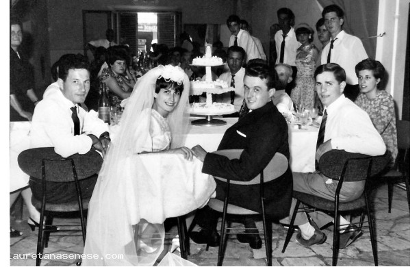 1966 - Gli sposi e i testimoni ripresi da dietro