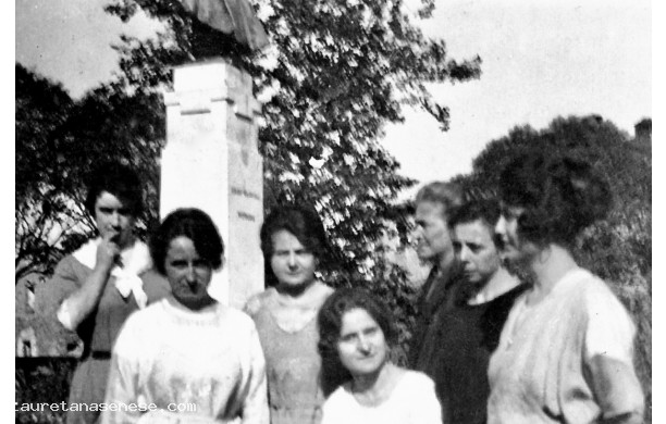 1925? - Gruppo di ragazze intorno al monumento a Cassioli