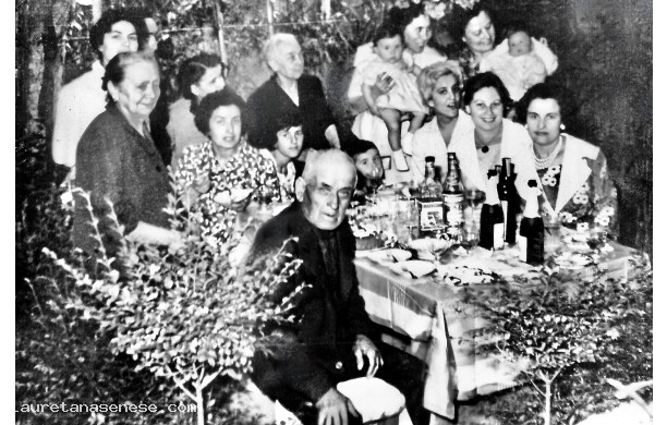 1964 - Convivio parentale in giardino