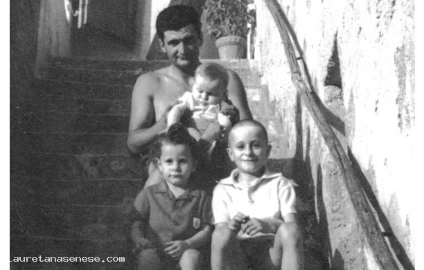 1967 Estate - La Famiglia Bindi Boccini per le scale della loggia