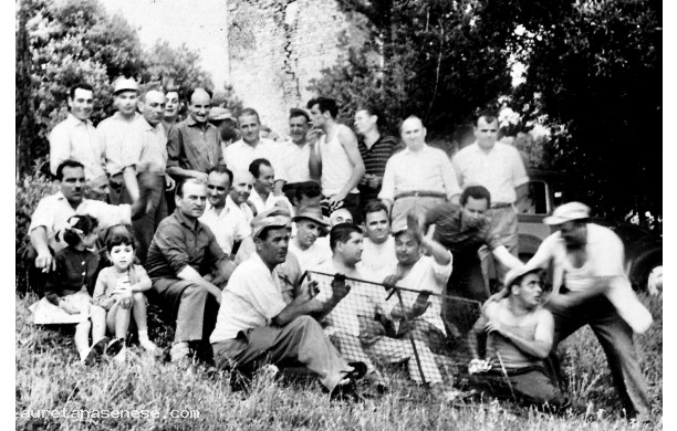 1960, Domenica 3 Luglio - In posa per la foto sotto la Torre