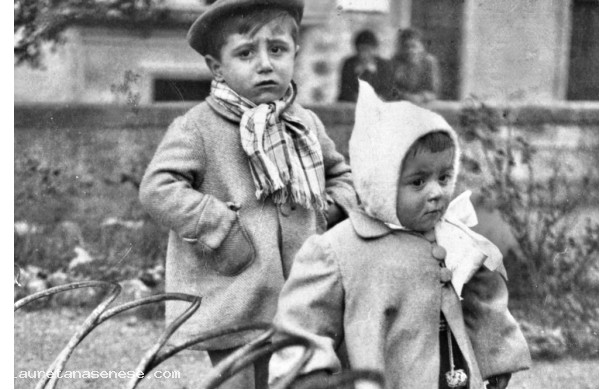 1943 - Piccoli fratelli ai giardinetti