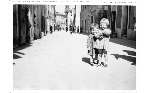 1943 - Bambini lungo il vecchio Corso