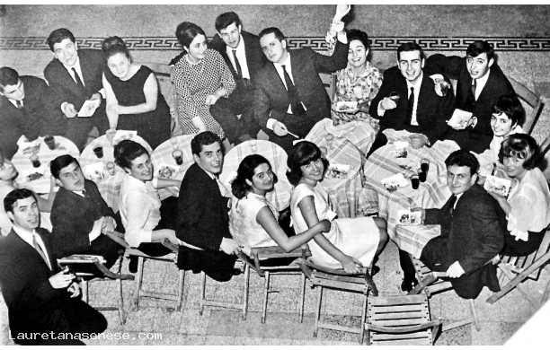1966 - Tanti giovani al Ravvivati