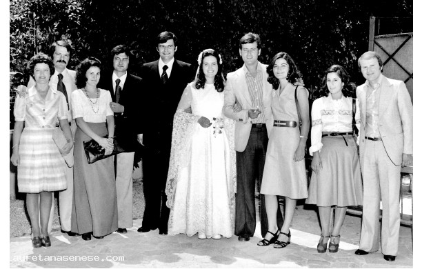 1975, Sabato 16 Agosto - Gli sposi con gli amici