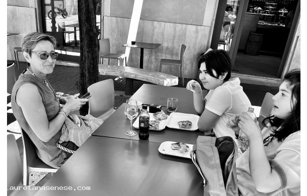 2022, Sabato 11 Giugno - Comodamente a colazione in piazza