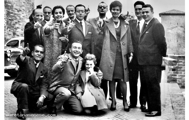 1966? - Gruppo di personaggi a Monte Oliveto Maggiore