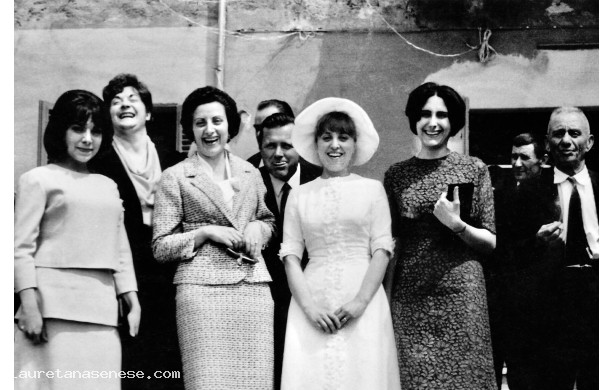 1966, Luned 9 Maggio - La sposa circondata dalle amiche