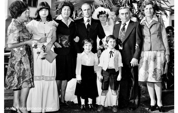 1975, 13 Settembre - Gli sposi con i parenti di Anna