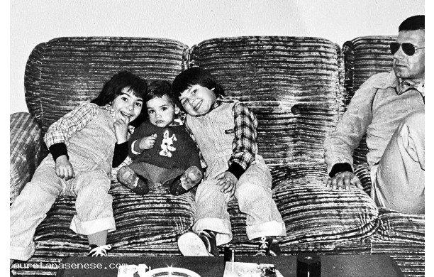 1979 - Bambini sul divano di casa Lemmi