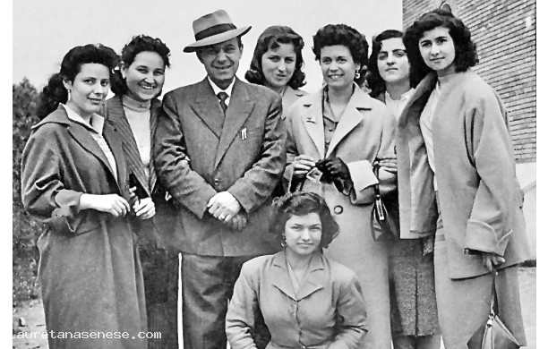 1951 - Un sarto di successo attorniato dalle sue collaboratrici