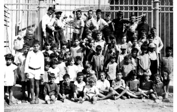1930 ? - Bambini e ragazzi davanti al cancello del mercato
