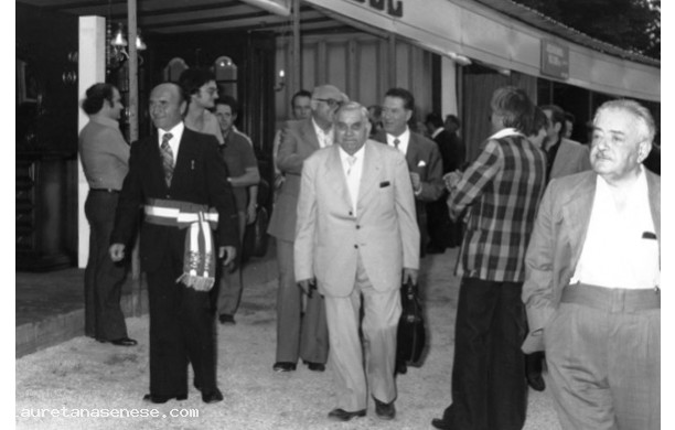 1976 - 9 Mostra Mercato Ascianese: Il Sindaco visita gli Stand