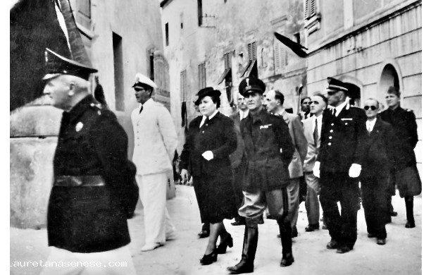 1937, Sabato 27 Novembre - Achille Starace in corteo nel borgo di Meio