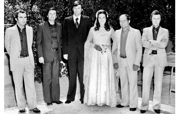 1975, Sabato 16 Agosto - Enzo e consorte con gli amici dello sposo