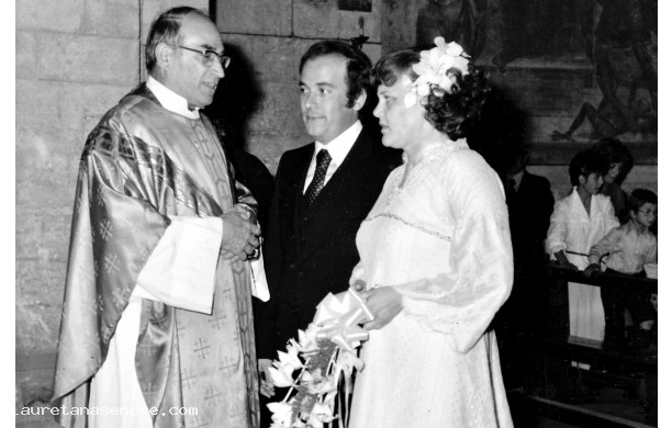 1977, Domenica 11 Settembre - Gli sposi con il parroco don Angelo