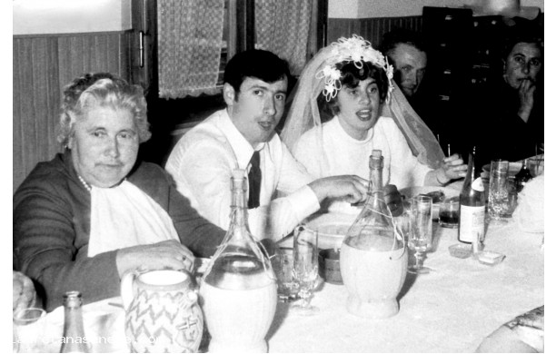 1971, Luned 12 Aprile - La mamma accanto allo sposo