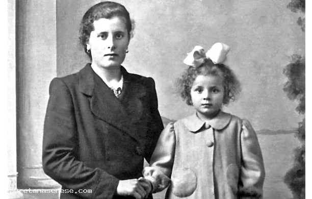 1942 - Mamma e figlia in posa dal fotografo