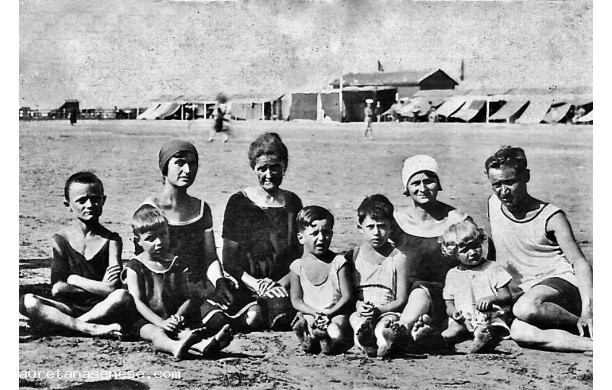 1928 - Al mare sulla spiaggia livornese dell'Ardenza