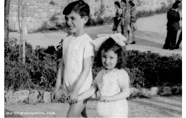 1942 - Roberto e Bruna Marignani, per mano ai giardini
