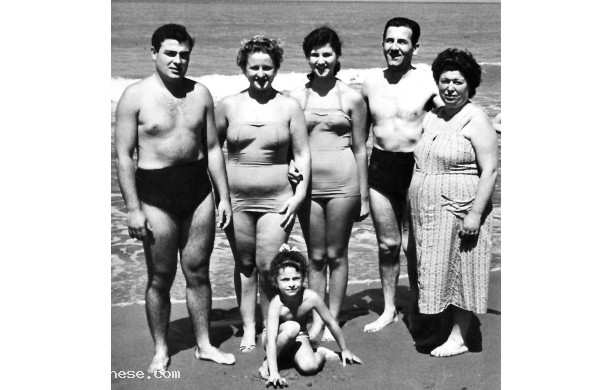 1957 - Gruppo di bagnanti sulla spiaggia di San Vincenzo