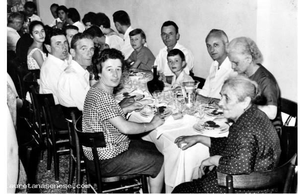 1963, Lunedì 29 Luglio - Parenti della sposa, al pranzo di nozze