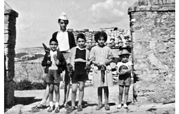1955 - Ragazzi in posa al Poggiolo