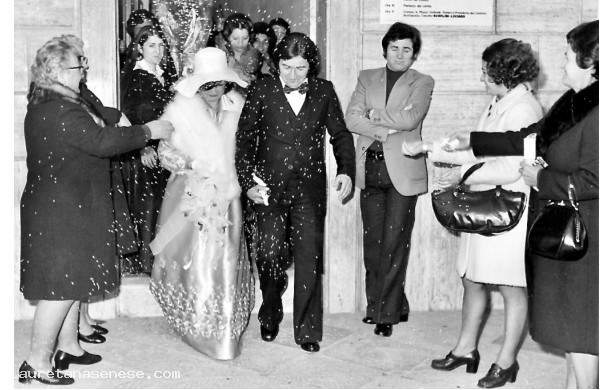 1975, Sabato 11 Gennaio - Claudio e Mirella escono dal Comune