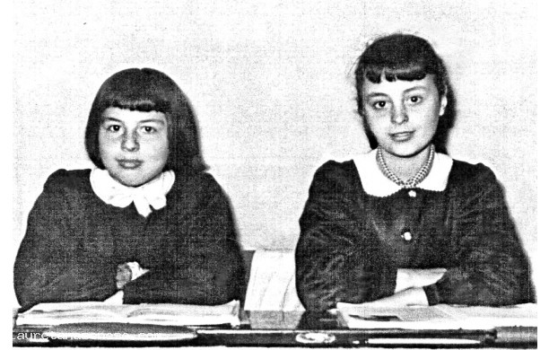 1955 - Due scolare della Scuola Elementare di Asciano Scalo