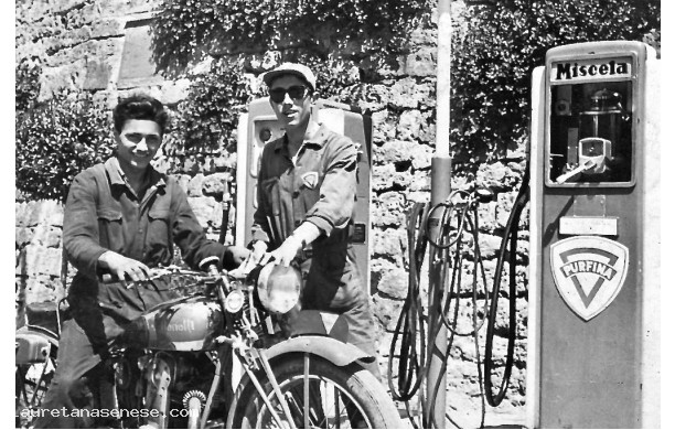 1957 - Rifornimento di Miscela a una moto Benelli