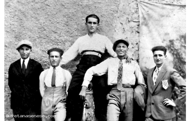 1930? - Gruppo di amici intorno ad una fontana
